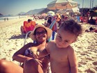 De biquíni, Solange Couto curte praia com o filho