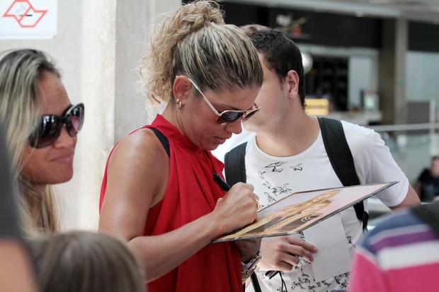 Ex-paquitas da Xuxa, Catia Paganote e Priscila Couto, autografam disco no aeroporto (Foto: Orlando Oliveira /AgNews)