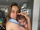 Fernanda Gentil é clicada em momento de carinho com o filho