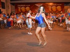 Carla Prata usa shortinho jeans em ensaio para o carnaval