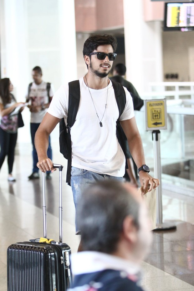 Rodrigo Simas no aeroporto (Foto: Wagner Santos / Foto Rio News)
