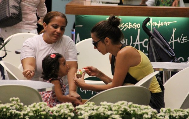 Tânia Khallil com a filha em shopping do Rio (Foto: Marcus Pavão / AgNews)