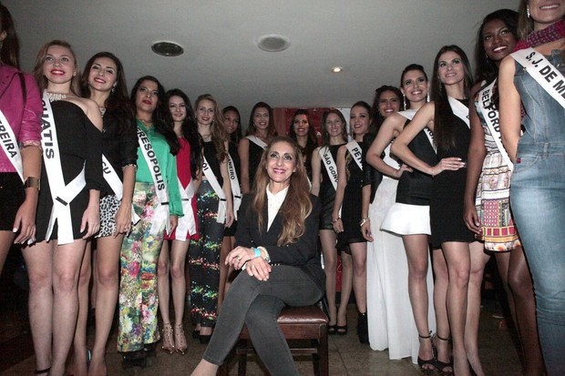 Susana Cardoso com as candidatas ao Miss Universo em restaurante no Rio (Foto: Isac Luz/ EGO)