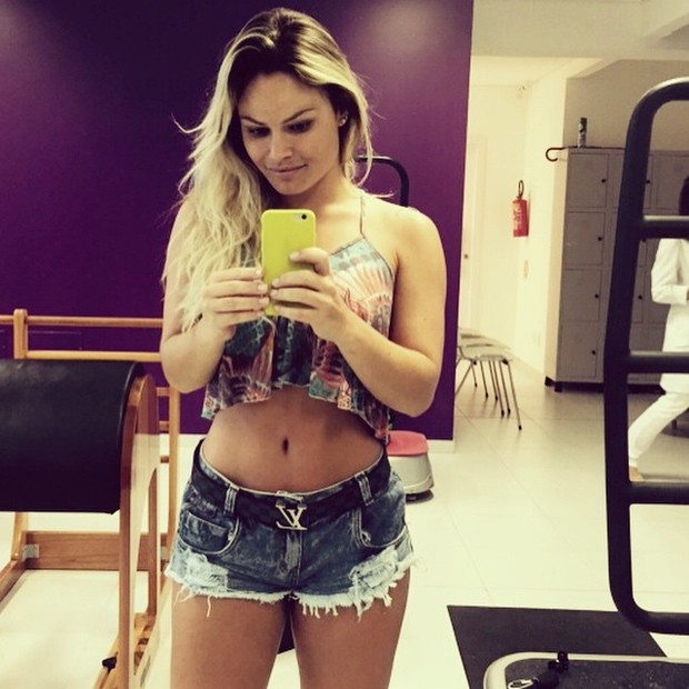Ex-BBBs Natalia Casassola posa de shortinho e barriga de fora (Foto: Instagram/ Reprodução)