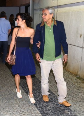 Acompanhado, Caetano Veloso vai ao teatro na Zona Sul do Rio (Foto: Marcello Sá Barreto/ Ag. News)