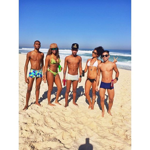 Ludmilla curte praia com amigos (Foto: Reprodução/Instagram)