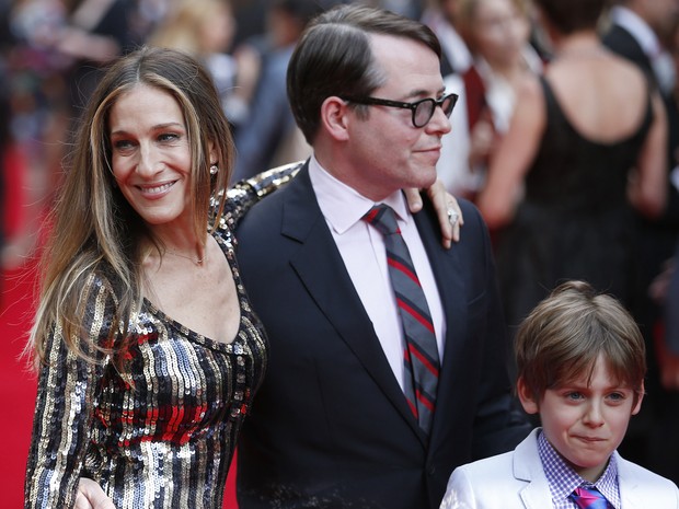 Sarah Jessica Parker e Matthew Broderick com o filho James Wilkie em première de musical em Londres, na Inglaterra (Foto: Justin Tallis/ AFP)