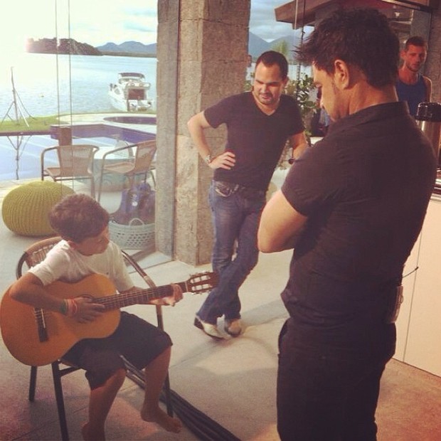 Filho de Nivea Stelmann tocando violão com Zezé di Camargo e Luciano (Foto: Instagram / Reprodução)
