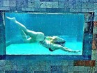 Grávida, Aline Gotschalg mostra barriga discreta na piscina