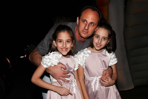 Rogerio Ceni posa com as filhas (Foto: Manuela Scarpa/Foto Rio News)