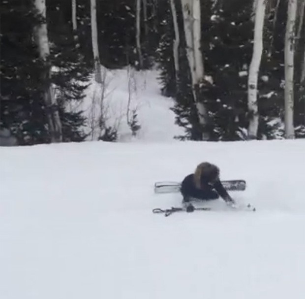 Kim Kardashian caindo na neve (Foto: Video/Reprodução)