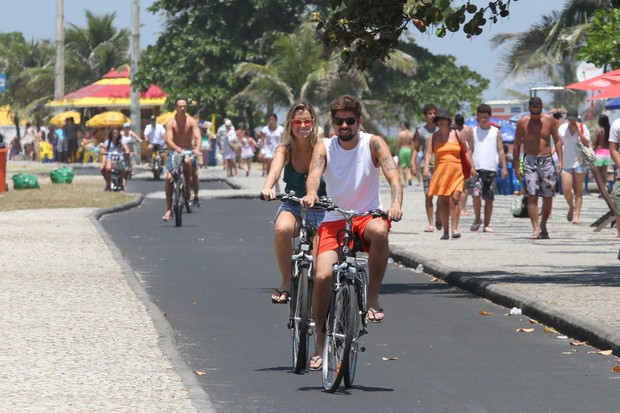 Juliana Didone e namorada na orla da Barra da Tijuca, RJ (Foto: Wallace Barbosa/AgNews)