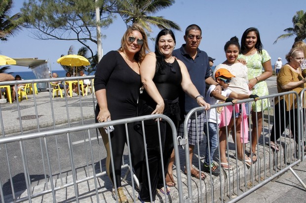 Zeca Pagodinho com a família acompanhando a passagem da tocha (Foto: Rafael Cusato/Brazil News)