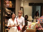 Em shopping, Xuxa olha camisas masculinas 