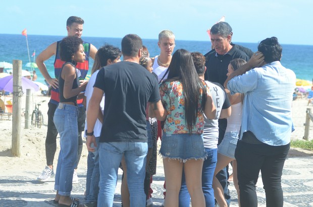 Justin Bieber e assédiado em Praia de Ipanema no Rio de Janeiro (Foto: Webert Belicio  / Divulgação )