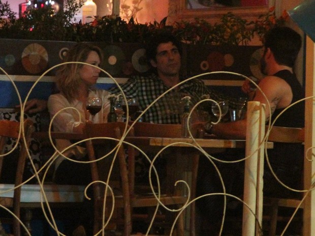 Reynaldo Gianecchini e Mariana Ximenes com Harry Louis em restaurante na Zona Sul do Rio (Foto: Rodrigo dos Anjos/ Ag. News)