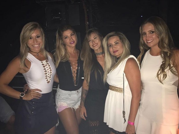 Dani Souza com amigas em show em Florianópolis, Santa Catarina (Foto: Instagram/ Reprodução)