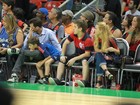 Carol Dieckmann assiste a jogo de basquete com o marido e os filhos