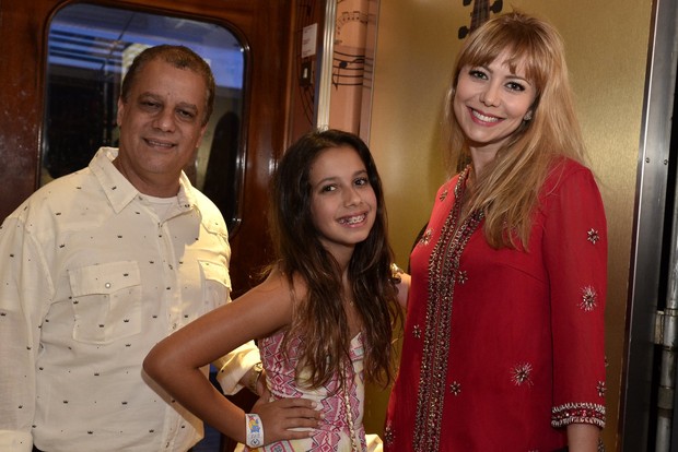 A atriz Simone Soares com a família (Foto: Roberto Teixeira/EGO)