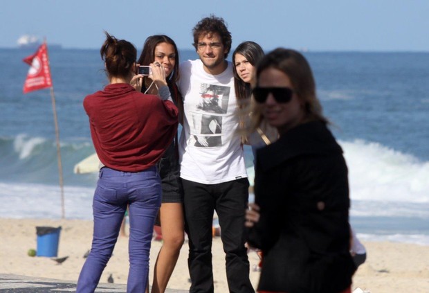 Humberto Carrão e namorada na praia do Leblon, RJ (Foto: J.Humberto / AgNews)