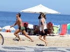 Fernanda Lima joga vôlei na praia no Rio em dia ensolarado