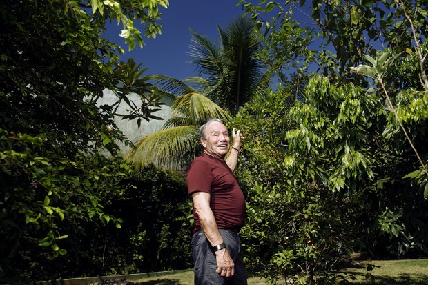 Stênio Garcia também plantou uma árvore em homenagem a José Wilker (Foto: Marcos Serra Lima/EGO)