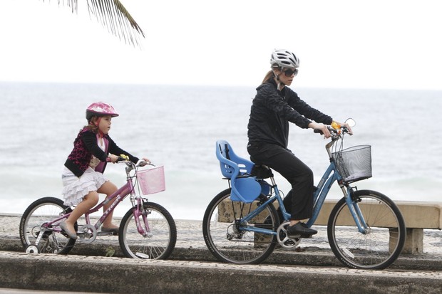 Ana Furtado pedala com a filha Isabella na orla de São Conrado  (Foto: Gil Rodrigues/ FotoRio News)