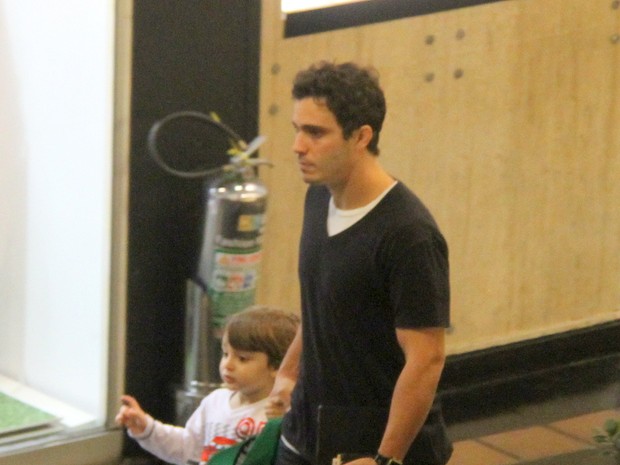 Thiago Rodrigues com o filho em shopping no Rio (Foto: Daniel Delmiro/ Ag. News)