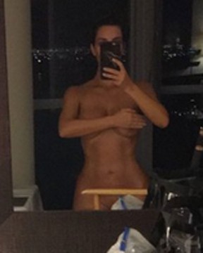 Kim Kardashian posa nua em quarto de hotel em Miami, nos Estados Unidos (Foto: Snapchat/ Reprodução)