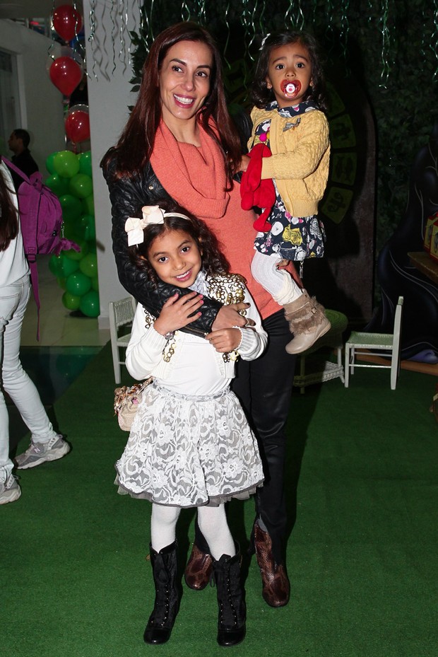Tania Khalil com as filhas (Foto: Manuela Scarpa e Marcos Ribas/Foto Rio News)