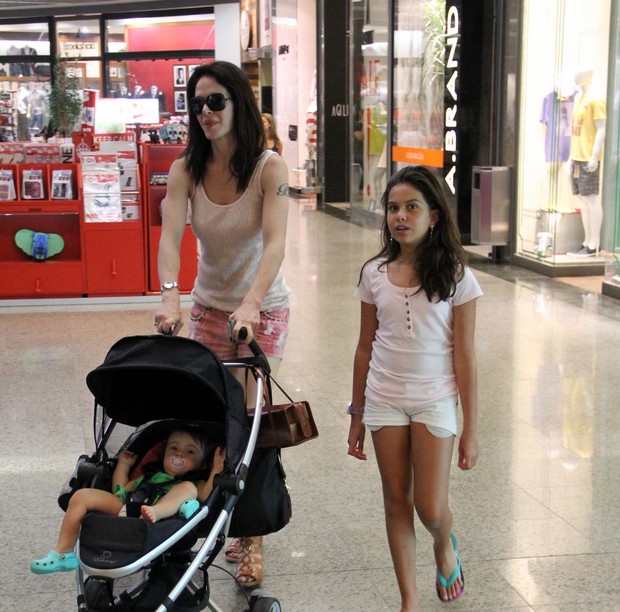 Babi Xavier passeia com a filha em shopping no Rio (Foto: Marcus Pavão/AgNews)