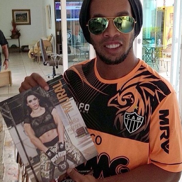 Ronaldinho Gaúcho com a revista de Bella Falconi (Foto: Léo Marinho/Felipe Assumpção / AGNews)