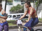 Carol Vieira, dançarina do 'Faustão', anda de bicicleta na orla da praia