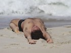 Marcos Frota se alonga na praia 