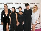 Kylie Jenner usa branco em festa e brinca com irmãs vestidas de preto