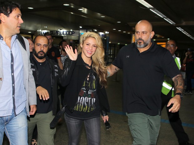 Shakira com fãs no aeroporto internacional de Guarulhos, em São Paulo (Foto: Thiago Duran/ Ag. News)