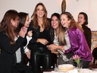 Ticiane Pinheiro se diverte com amigas em festa em São Paulo