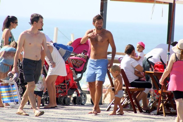 Ex-jogador Leonardo com a família na praia (Foto: JC Pereira / AgNews)