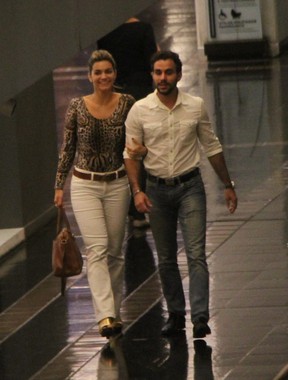 Kelly Key com o marido, Mico Freitas, em shopping no Rio (Foto: Daniel Delmiro/ Ag. News)