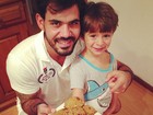 Juliano Cazarré faz biscoitos com o filho: 'Programa de domingo'