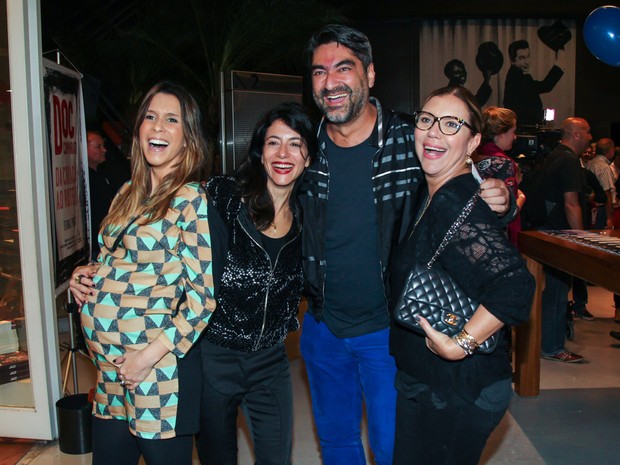 Sarah Oliveira, Marina Person, Zeca Camargo e Astrid Fontenelle em pré-estreia de filme em São Paulo (Foto: Manuela Scarpa/ Brazil News)