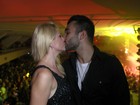 Novo rei da noite, Jonathan Costa ganha beijo apaixonado de Fontenelle