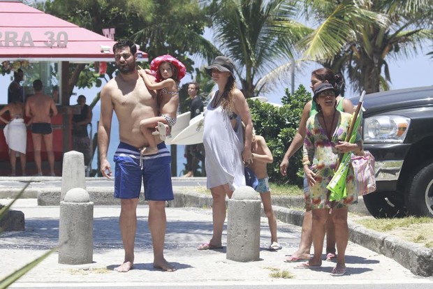 Thiago Lacerda com a família na praia (Foto: Dilson Silva/ Ag. News)