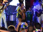 Alinne Rosa é agarrada por fã em cima do palco durante show na Bahia