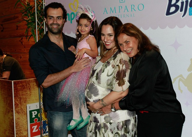 Mariana Belém com o marido, Cristiano Saab, a filha Júlia, e a mãe, Fafá de Belém (Foto: Cláudio Augusto/Brazil News)