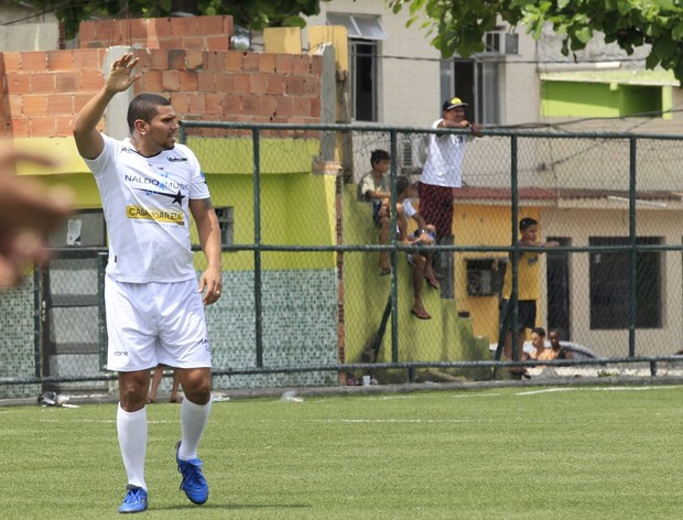 Naldo joga futebol (Foto: Wallace Barbosa e Delson SilvaAgNews)