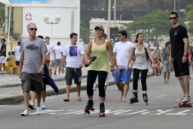 Geovanna Tominaga anda de patins no Rio (Foto: Dilson Silva/Agnews)