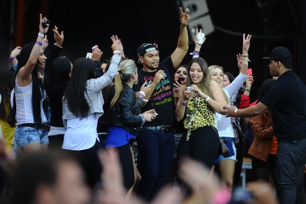 Naldo com fãs no palco (Foto: Francisco Cepeda/AgNews)
