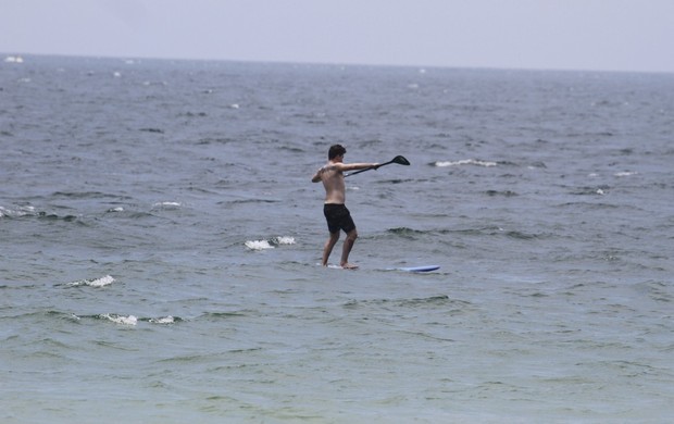 Di Ferrero faz Stand Up Paddle na praia da Barra da Tijuca, RJ (Foto: Dilson Silva / Agnews)