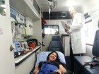 Priscila Pires mostra foto em maca dentro da ambulância